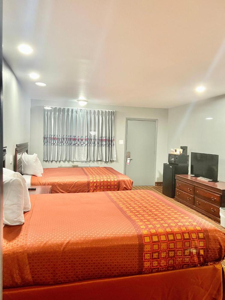 Queen Room with Two Queen Beds Non-Smoking interior